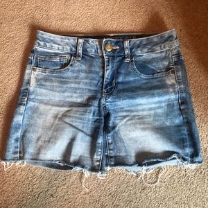 Lightwashed midi AE jean shorts
